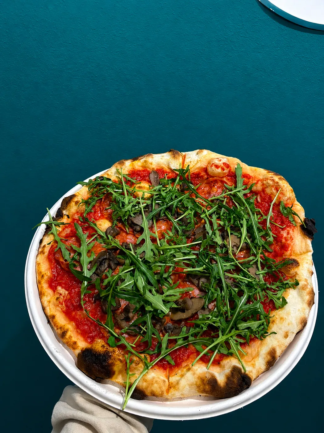 Pizza con rucola e funghi