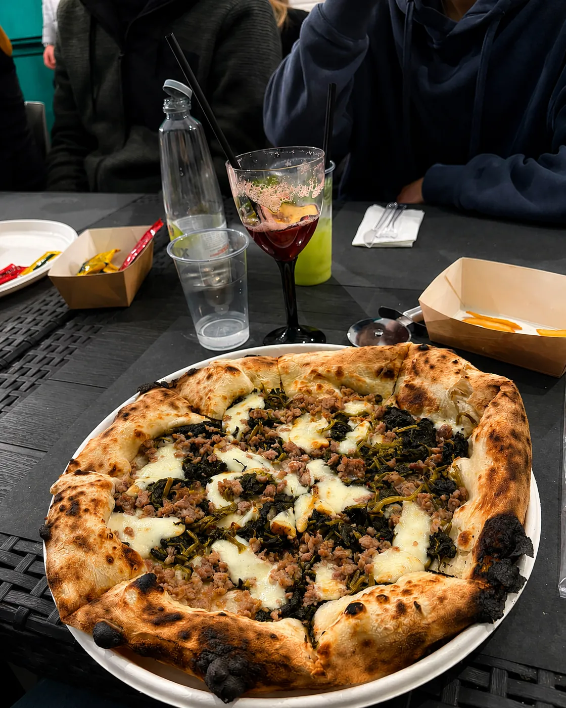 Pizza in stile moderno — Lievit Pizza & Drink